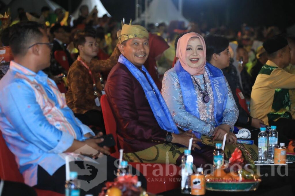 Pj. Wahyu Hidayat bersama Pj. Ketua TP PKK Hanik Andriani Wahyu tampak hadir ditengah delegasi Kota Malang. (Sumber Prokompim)