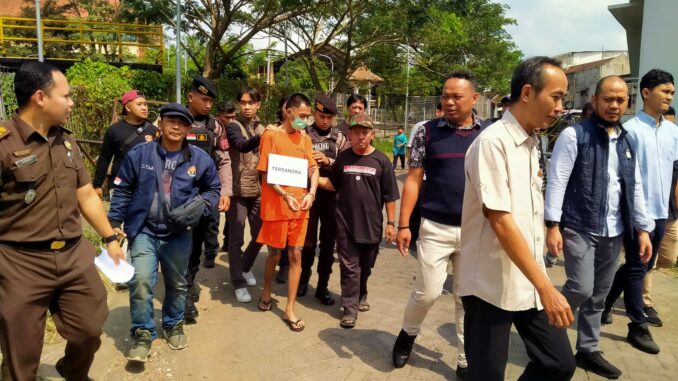 Rekonstruksi pembunuhan mahasiswi di dalam kos Jalan Sumbersari Gang VI-C, Lowokwaru, Kota Malang, Jawa Timur peragaan 18 adegan, Kamis (06/06/2024).