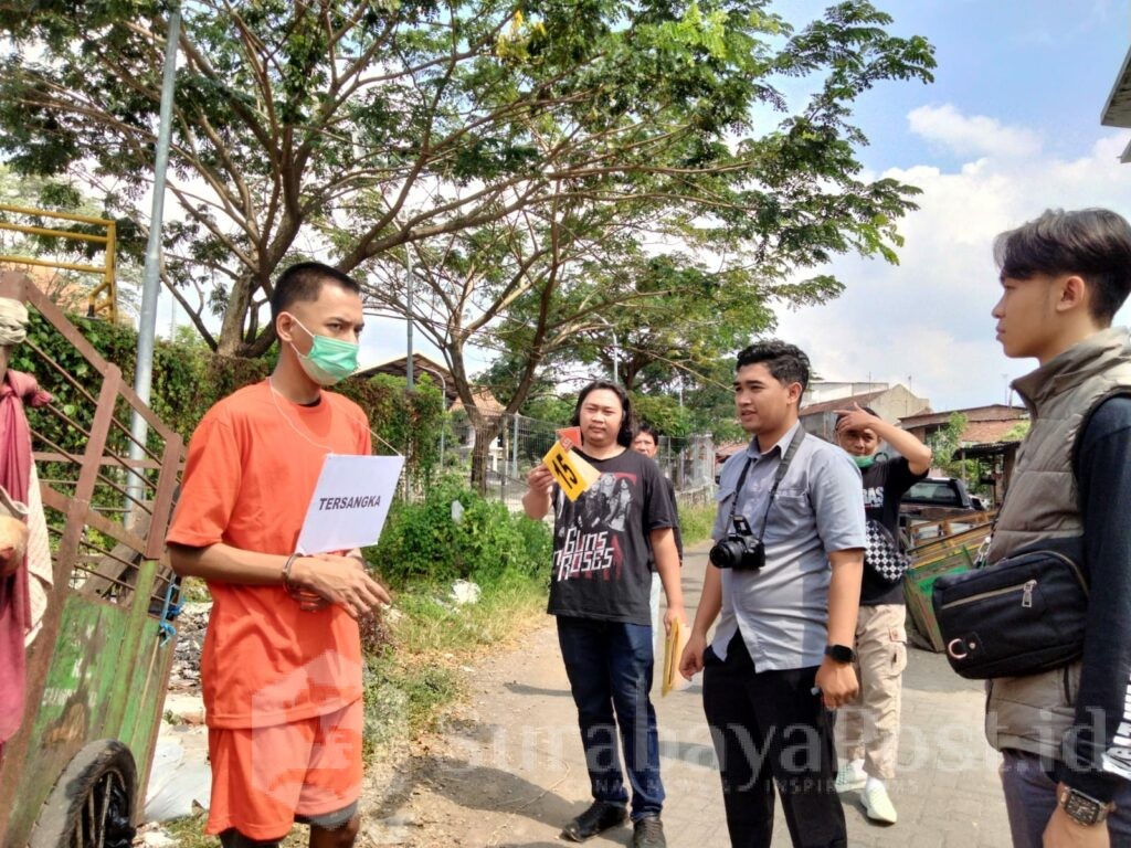 Pada adegan ke lima belas, tersangka Hisyam membuang barang bukti CCTV ditempat sampah