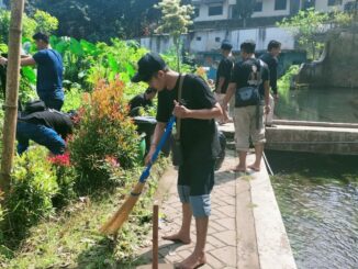 Perkumpulan Pemuda Gumilang (PPG) Kota Batu melakukan bersih-bersih sungai, di Sumber Umbul Gemulo, Desa Bulukerto, Kecamatan Bumiaji, Kota Batu Jawa Timur, Kamis (06/06/2024).