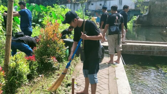 Perkumpulan Pemuda Gumilang (PPG) Kota Batu melakukan bersih-bersih sungai, di Sumber Umbul Gemulo, Desa Bulukerto, Kecamatan Bumiaji, Kota Batu Jawa Timur, Kamis (06/06/2024).