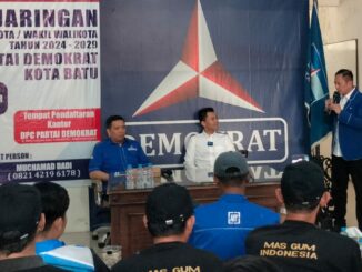 Firhando Gumelar alias Mas Gum bersama puluhan pendukungnya mengembalikan formulir pendaftaran di Kantor DPC Partai Demokrat Kota Batu,Jalan Raya Tlekung,Kecamatan Junrejo, Jumat (07/06/2024)
