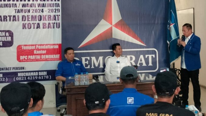 Firhando Gumelar alias Mas Gum bersama puluhan pendukungnya mengembalikan formulir pendaftaran di Kantor DPC Partai Demokrat Kota Batu,Jalan Raya Tlekung,Kecamatan Junrejo, Jumat (07/06/2024)