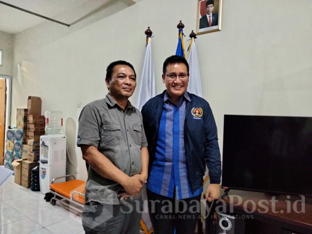 Ketua PWI Malang Raya, Ir Cahyono memberikan jaket kebesaran PWI kepada Ardantya Syahreza