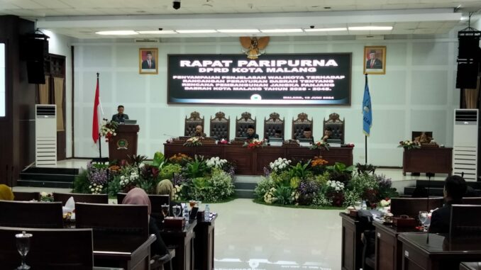 Rapat paripurna DPRD Kota Malang dengan agenda jawaban Pj Walikota terhadap pandangan umum fraksi atas Ranperda pertanggungjawaban pelaksanaan APBD Tahun 2023, Senin (10/06/2024)