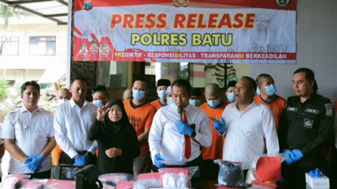 Satreskoba Polres Batu Ringkus 16 Orang Terduga Pengedar dan Pengguna Sabu 