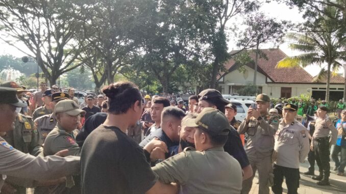 Petugas penertiban aset milik RSSA Malang sempat bersitegang dengan massa penghuni rumah di Jalan Ijen 75B Kota Malang, Jumat (14/06/2024).