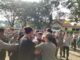 Petugas penertiban aset milik RSSA Malang sempat bersitegang dengan massa penghuni rumah di Jalan Ijen 75B Kota Malang, Jumat (14/06/2024).