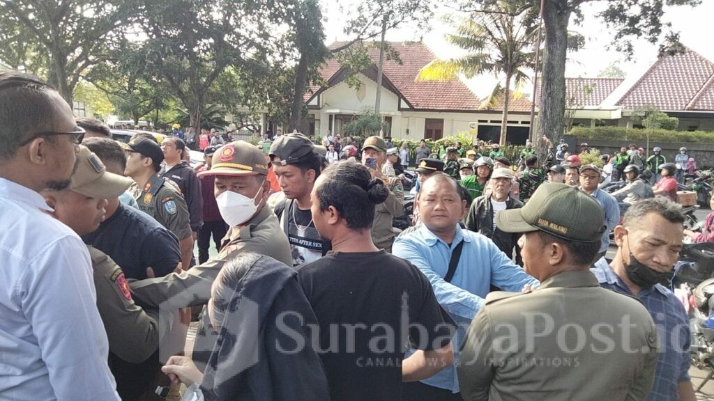 Aksi saling dorong mewarnai jalannya penertiban aset RSSA di Jalan Ijen 75B