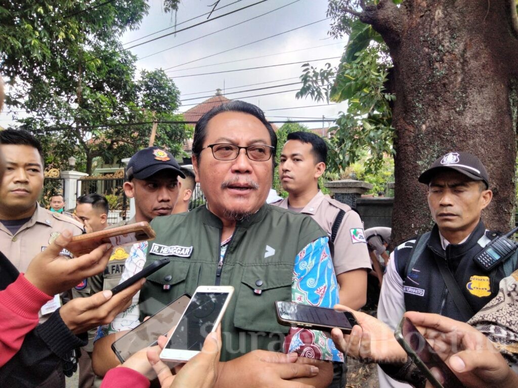 Wakil Direktur Umum dan Keuangan RSSA Malang R. Henggar Sulistyanto memberikan keterangan kepada wartawan