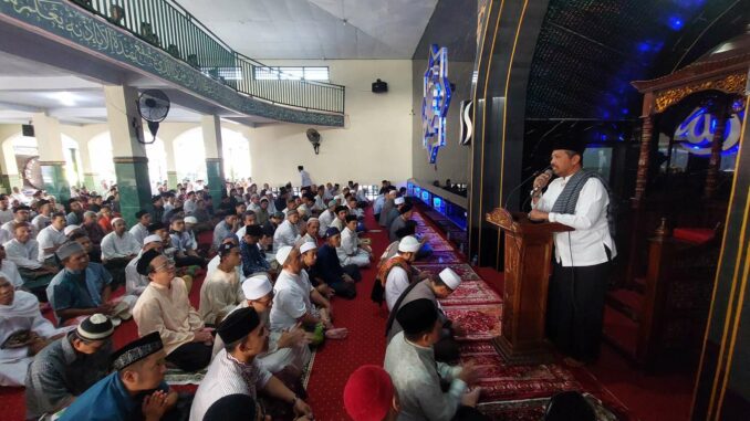 Kalapas Ketut Akbar Herry Achjar menunaikan salat Idul Adha bersama ribuan warga binaan Lapas Kelas 1 Malang. (Sumber: L’SIMA PASTI APIK HUMAS LAPAS KELAS I MALANG)