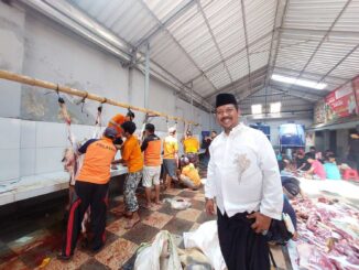 Kalapas Kelas 1 Malang, Ketut Akbar Herry Achjar memantau proses penyembelihan hewan kurban. (Sumber: L’SIMA PASTI APIK HUMAS LAPAS KELAS I MALANG)