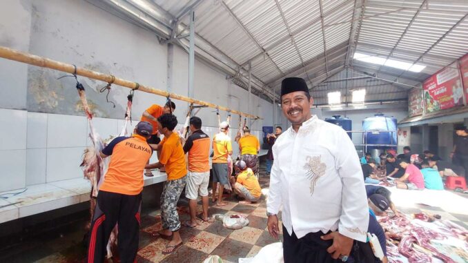 Kalapas Kelas 1 Malang, Ketut Akbar Herry Achjar memantau proses penyembelihan hewan kurban. (Sumber: L’SIMA PASTI APIK HUMAS LAPAS KELAS I MALANG)