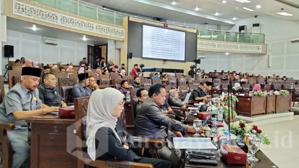 Suasana sidang paripurna DPRD Kota Malang dengan agenda penyampaian jawaban Walikota