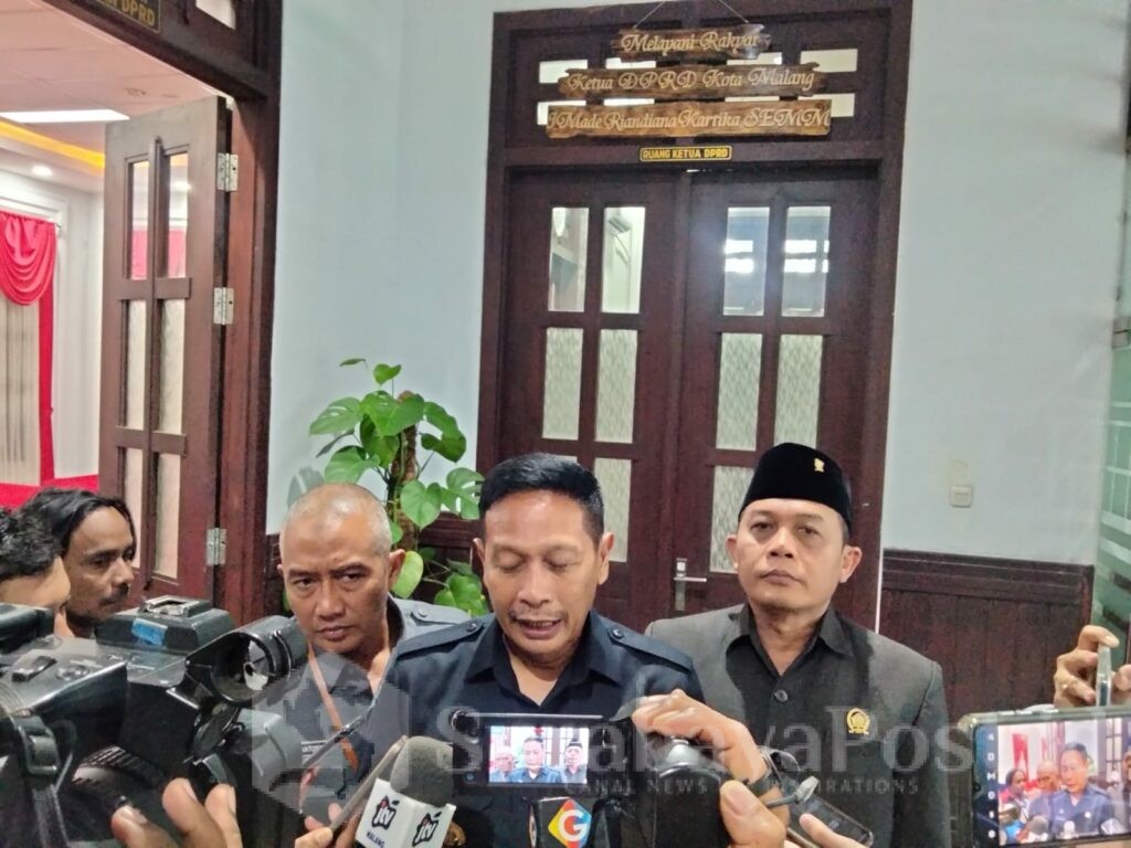 Pj. Wali Kota Malang, Wahyu Hidayat memberikan keterangan kepada wartawan