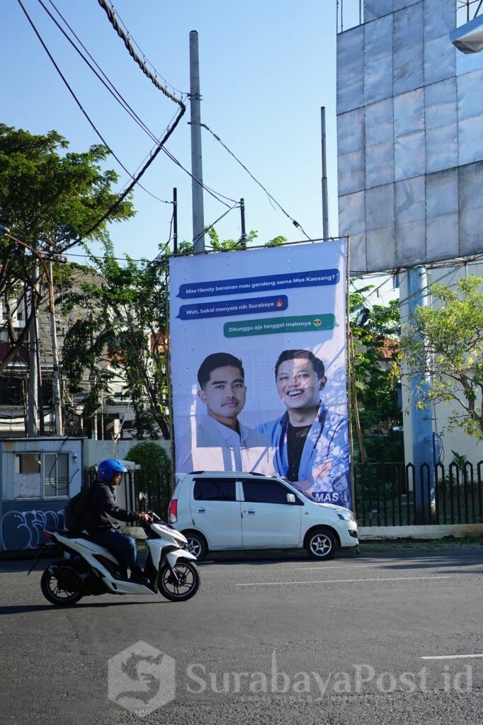 Baliho Kaesang Pangarep dan Hendy Setiono kembali bertebaran di jalanan Kota Surabaya, Jawa Timur. (istimewa)