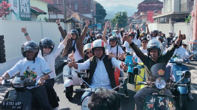 Cak Nur daftar Cawali dengan iring - iringan Vespa menuju Markas DPC PKB