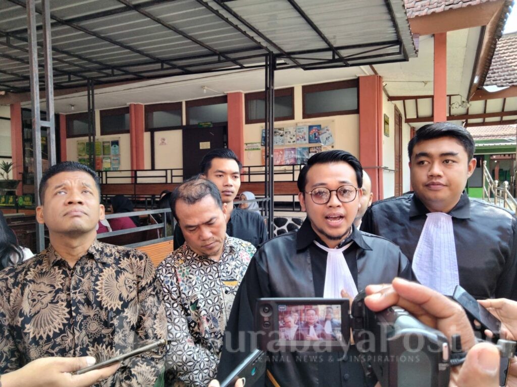 Juru bicara penasehat hukum terdakwa, Haitsam Nuril Brantas Anarki, SH, memberikan keterangan kepada awak media usai persidangan