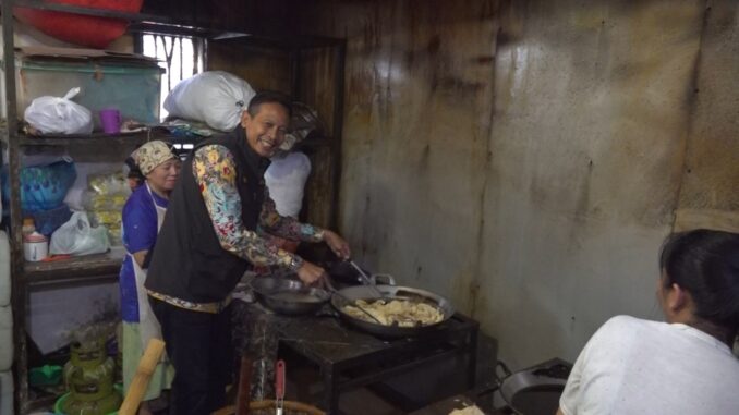 Pj. Walikota Malang, Wahyu Hidayat saat meninjau pengrajin Tempe di Sanan, Blimbing.