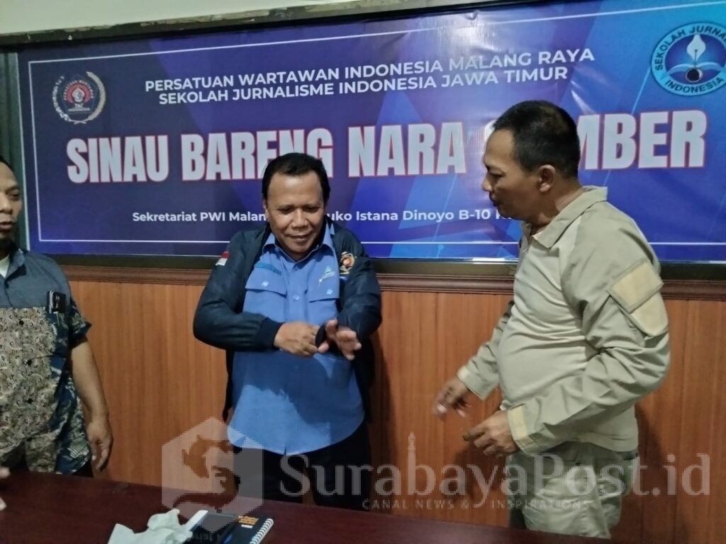 Ketua PWI Malang Raya, Ir Cahyono memberikan jaket kehormatan kepada Dirut Perumda Tirta Kanjuruhan, Syamsul Hadi