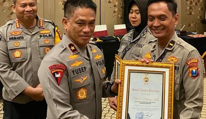 Kasi Humas Polresta Malang Kota, Ipda Yudi Risdianto menerima penghargaan "Amplifikasi Narasi Positif Terbanyak" Rabu 26 Juni 2024. (Sumber Humas Polresta)