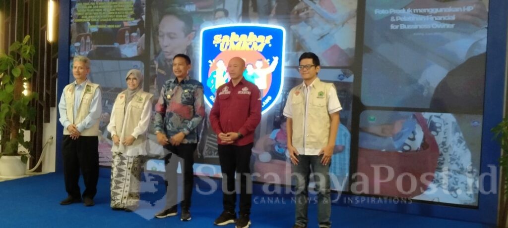 Pj Wahyu Hidayat didampingi kepala Diskopindag Kota Malang, Eko Sri Yuliadi dalam kegiatan Launching Sahabat UMKM