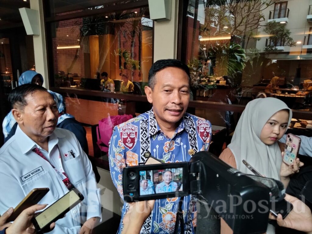 Pj. Wali Kota Malang Wahyu Hidayat memberikan keterangan kepada wartawan