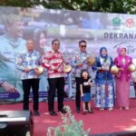 Pj Wahyu Hidayat (tengah) dan Pj Ketua Dekranasda Kota Malang Hanik Andriani Wahyu Hidayat (tiga dari kanan) membuka Dekranasda Festival 2024 ditandai pemukulan kenong, Sabtu 29 Juni 2024.