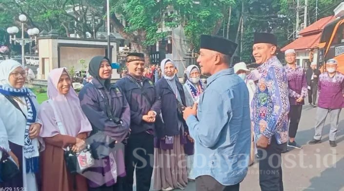 Pj Wahyu Hidayat didampingi Sekda Kota Malang, Erik Setyo Santoso menyambut kedatangan jamaah haji. (ist)