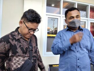 Seiko Adam didampingi Herlambang Sihombing selaku Kuasa hukumnya, memberikan keterangan kepada wartawan, Jumat (21/06/2024).
