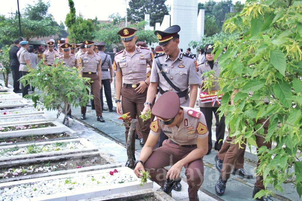 Polresta Malang Kota Ajak Taruna Akpol Ziarah ke TMP Dalam Peringati Hari Bhayangkara Ke-78. (Sumber Humas Polresta)