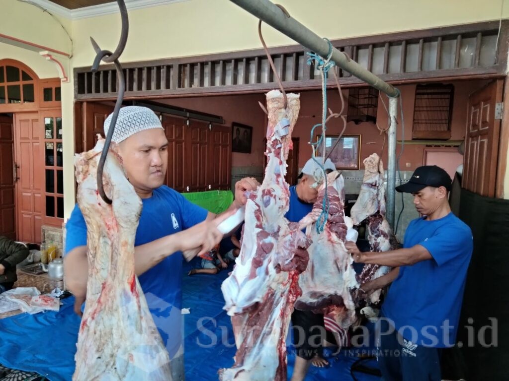 Proses pengulitan hewan kurban oleh panitia takmir Masjid Babul Hidayah Kelurahan Tanjungrejo Kota Malang, Jawa Timur