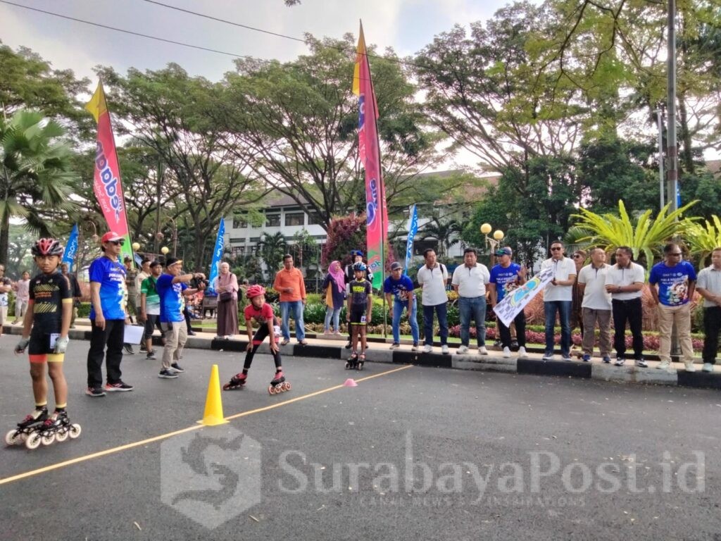 Pj. Wahyu Hidayat memberangkatkan atlet yang berlomba di speed yunior Kejurnas Sepatu Roda, Jumat (08/06/2024)