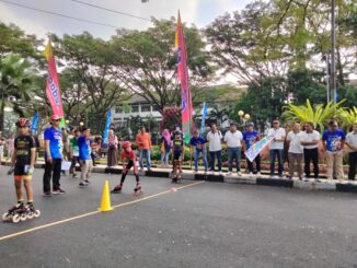 Pj. Wahyu Hidayat memberangkatkan atlet yang berlomba di speed yunior Kejurnas Sepatu Roda, Jumat (08/06/2024)