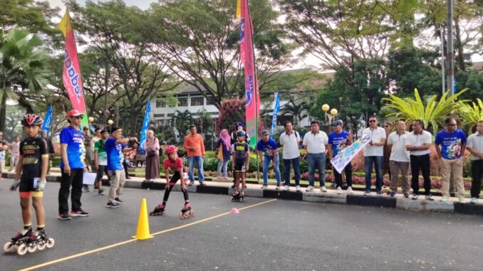 Pj. Wahyu Hidayat memberangkatkan atlet yang berlomba di speed yunior Kejurnas Sepatu Roda, Jumat (08/06/2024)