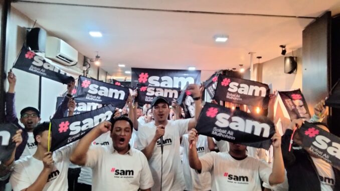 Puluhan relawan SAM wilayah Kecamatan Blimbing, gelaran deklarasi dukungan terhadap Ali Muthohirin untuk maju di Pilwali Kota Malang, Minggu (30/06/2024) siang.