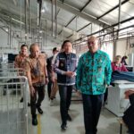 Apresiasi Produk Lokal, Pj Wali Kota Kunjungi Pabrik Emba Jeans, Jumat (05/07/2024) siang.