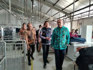 Apresiasi Produk Lokal, Pj Wali Kota Kunjungi Pabrik Emba Jeans, Jumat (05/07/2024) siang.