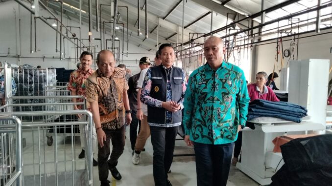 Apresiasi Produk Lokal, Pj Wali Kota Kunjungi Pabrik Emba Jeans, Jumat (05/07/2024) siang.