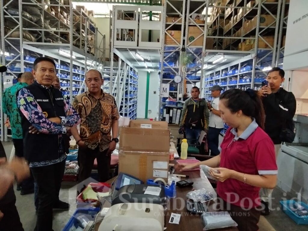 Pj Wahyu Hidayat saat berada di salah satu bagian produksi Jeans Emba