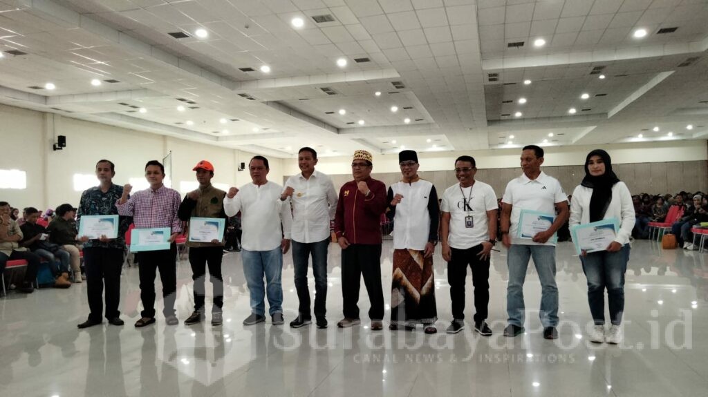 Pj Wali Kota Malang, Wahyu Hidayat didampingi Kepala DPUPRPKP, Dandung Djulharjanto, pose bersama dengan penerima bantuan, Sabtu 6 Juli 2024