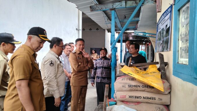 Pj Wali Kota Malang meninjau lokasi rumah tak layak huni yang mendapat bantuan bedah rumah, Selasa (02/07/2024)