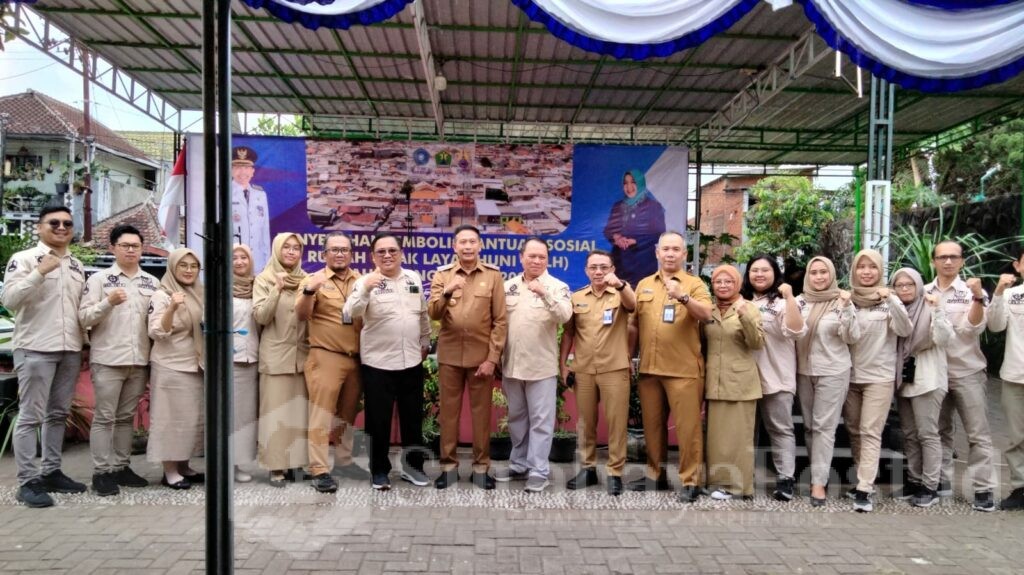 Pj Wali Kota Malang, Wahyu Hidayat pose bersama jajaran DPUPRPKP usai penyelenggaraan bantuan sosial berupa bedah rumah