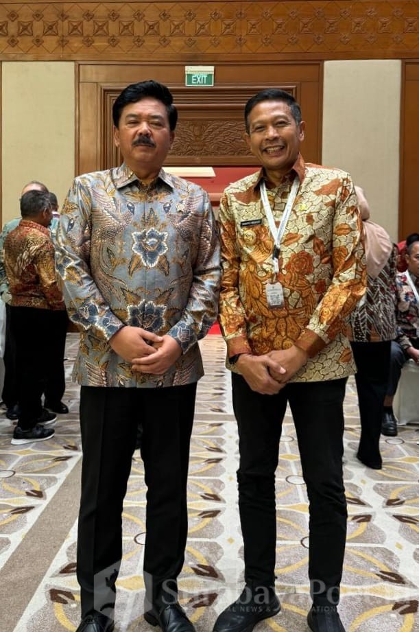 Pj Wahyu Hidayat pose bersama Marsekal Purn Hadi Tjahjanto. (Sumber Prokompim)