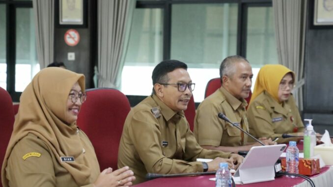 Pj. Wahyu Hidayat saat menyampaikan laporan Kinerja Pj Wali Kota Malang untuk Triwulan III di Kantor Itjen Kemendagri, Jakarta, Senin 8 Juli 2024. (Sumber Prokompim)