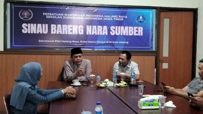 Katua DPRD Kota Malang, I Made Riandiana Kartika saat menjadi narasumber dalam Sinau Bareng Narasumber di Kantor PWI Malangraya di Ruko Dinoyo, Kota Malang, Jawa Timur, Jumat (05/07/2024).