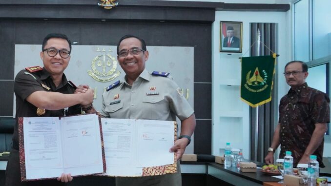 Kajari Batu dengan Plt Kepala BPN Batu usai menandatangani MoU