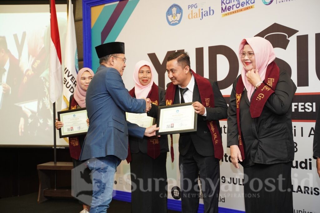 Rektor Universitas IBU, Dr Nurcholis Sunuyeko, M.Si mengukuhkan 148 Yudisiawan PPG Dalam Jabatan Kategori I angkatan III, Senin 9 Juli 2024. (Sumber Humas UIBU)