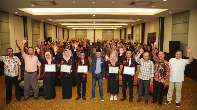 Rektor Universitas IBU, Dr Nurcholis Sunuyeko, M.Si beserta jajaran pose bersama para Yudisiawan. (Sumber Humas UIBU)