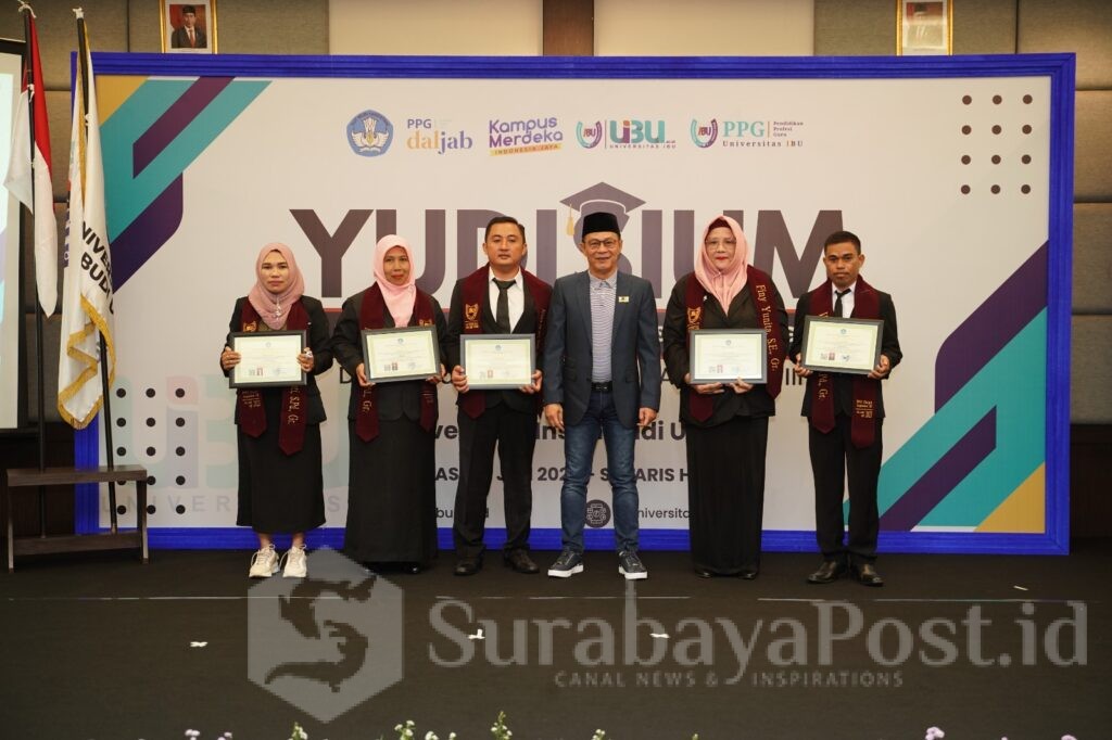 Rektor Universitas IBU, Dr Nurcholis Sunuyeko, M.Si beserta jajaran pose bersama para Yudisiawan. (Sumber Humas UIBU)